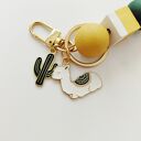 brelok drewniany z lamą