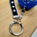 Brelok szydełkowy granatowy z ćwiekami i koralikami