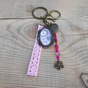 Brelok do kluczy lub torebki - Live Your Dream z różową koronką i charmsami