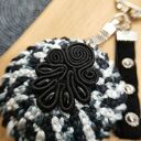 Zawieszka szydełkowa biało-czarna z ornamentem (KR/21/26)