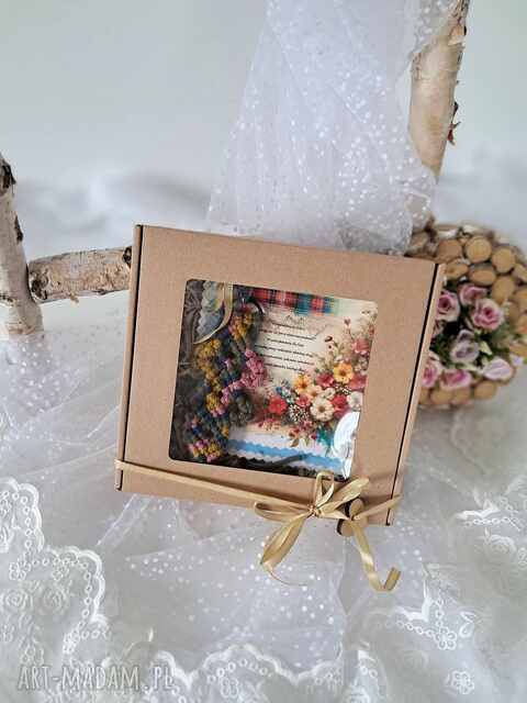 brelok makramowy tęczowy prezent dla nauczyciela koniec roko szkolnego