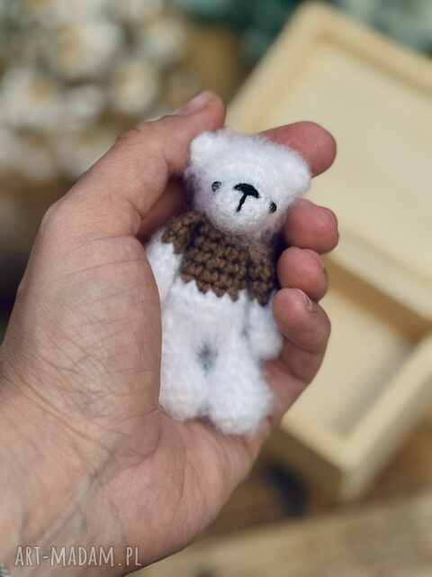 Biały mały miś na szydelku