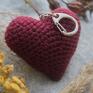 prezent walentynkowy w kształcie serca wykonany ręcznie z włóczki na szydełku brelok breloczek