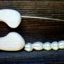 Ręcznie robiona agrafka klasyczna wykonany z drewna z perłą rzeczną z różnych gatunków. Biała
