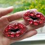 aura accessories broszki: Czerwona usta - z koralikami biżuteria haftowana