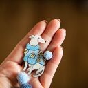 Broszka z psem w niebieskim swetrze w duże stokrotki