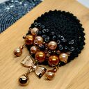 Broszka czarna szydełkowa ze szklanymi perełkami i kokardą (KR/19/26)