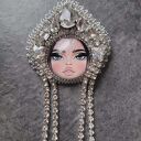 Broszka w kolorze srebra