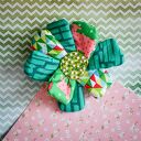 Broszka kwiatowa z owieczkami - kolorowa przypinka handmade
