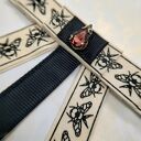 Ręcznie robiona broszka kokarda z motywem pszczółek