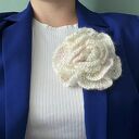 Ręcznie robiona broszka szydełkowa - róża z alpaki i jedwabiu z kolorowymi