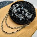 Czarna broszka okrągła szydełkowa z łańcuszkami (KR/16/26)