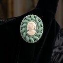 Elegancka Broszka Typu Kamea w Stylu Vintage - Szałwiowa Oprawa