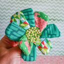 Broszka kwiatowa z owieczkami - kolorowa przypinka handmade