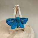 Ćma szmaragdowa - broszka filcowana