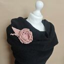 Peonia pastelowa - broszka filcowana