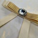 Beżowa broszka kotylion z kryształkiem - elegancki dodatek