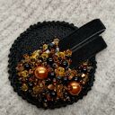 Czarna broszka szydełkowa okrągła z aksamitką (KR/9/26)