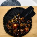 Czarna broszka szydełkowa okrągła z aksamitką (KR/9/26)