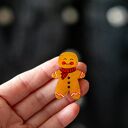 Mała świąteczna przypinka piernikowy ludzik Pan Ciastek