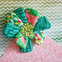 Broszka kwiatowa z owieczkami - kolorowa przypinka handmade