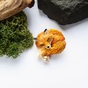 Broszka z lisem i perłą