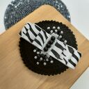 Broszka czarna szydełkowa z kokardą w zebrę i koralikami (KR/18/26)