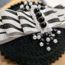 Broszka czarna szydełkowa z kokardą w zebrę i koralikami (KR/18/26)