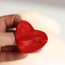 Ceramiczna czerwona broszka serce