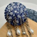 Broszka szydełkowa bławatkowa z perełkowymi łezkami, kulkami i kryształkami