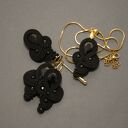 czarna broszka sutasz