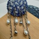 Broszka szydełkowa bławatkowa z perełkowymi łezkami, kulkami i kryształkami