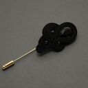 czarna broszka sutasz