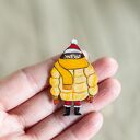 Zabawna broszka z Aśką w zimowej kurtce