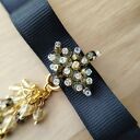 Czarna broszka kokarda z koralikami - elegancki dodatek handmade