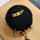 Broszka czarna szydełkowa ze szklanymi perełkami i kokardą (KR/19/26)