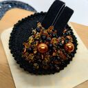 Czarna broszka szydełkowa okrągła z aksamitką (KR/9/26)