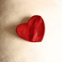 Ceramiczna czerwona broszka serce