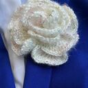 Ręcznie robiona broszka szydełkowa - róża z alpaki i jedwabiu z kolorowymi cekinami