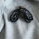 Broszka ręcznie wykonana z aksamitu i koralików - ćma symbol odrodzenia i przemiany