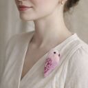 Różowa papużka - broszka filcowana