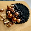 Broszka czarna szydełkowa ze szklanymi perełkami i kokardą (KR/19/26)