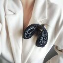 Broszka ręcznie wykonana z aksamitu i koralików - ćma symbol odrodzenia i przemiany