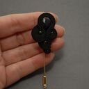 czarna broszka sutasz