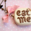 "Breloczek EAT ME"
