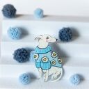 Broszka z psem w niebieskim swetrze w duże stokrotki