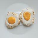 Apetyczna broszka w kształcie jajka sadzonego