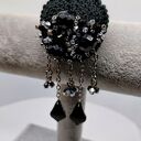 Czarna broszka szydełkowa z koralikami czarno-srebrnymi - błyszcząca