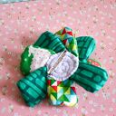 Broszka kwiatowa z owieczkami - kolorowa przypinka handmade