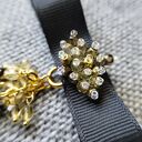 Czarna broszka kokarda z koralikami - elegancki dodatek handmade